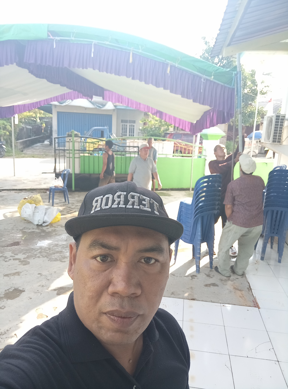 Kerja bakti membersihkan langgar dan pasang Tenda