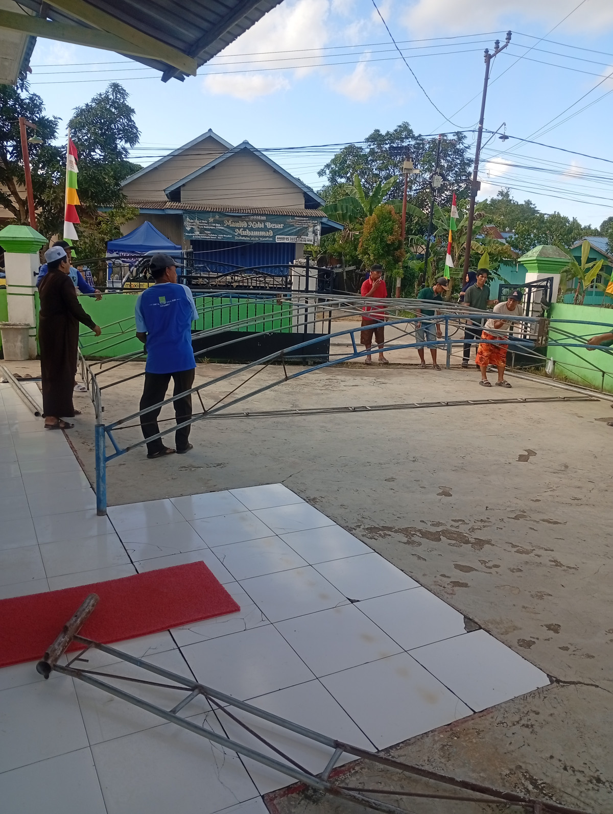 Kerja bakti Mendirikan Tarup dan memotong rumput