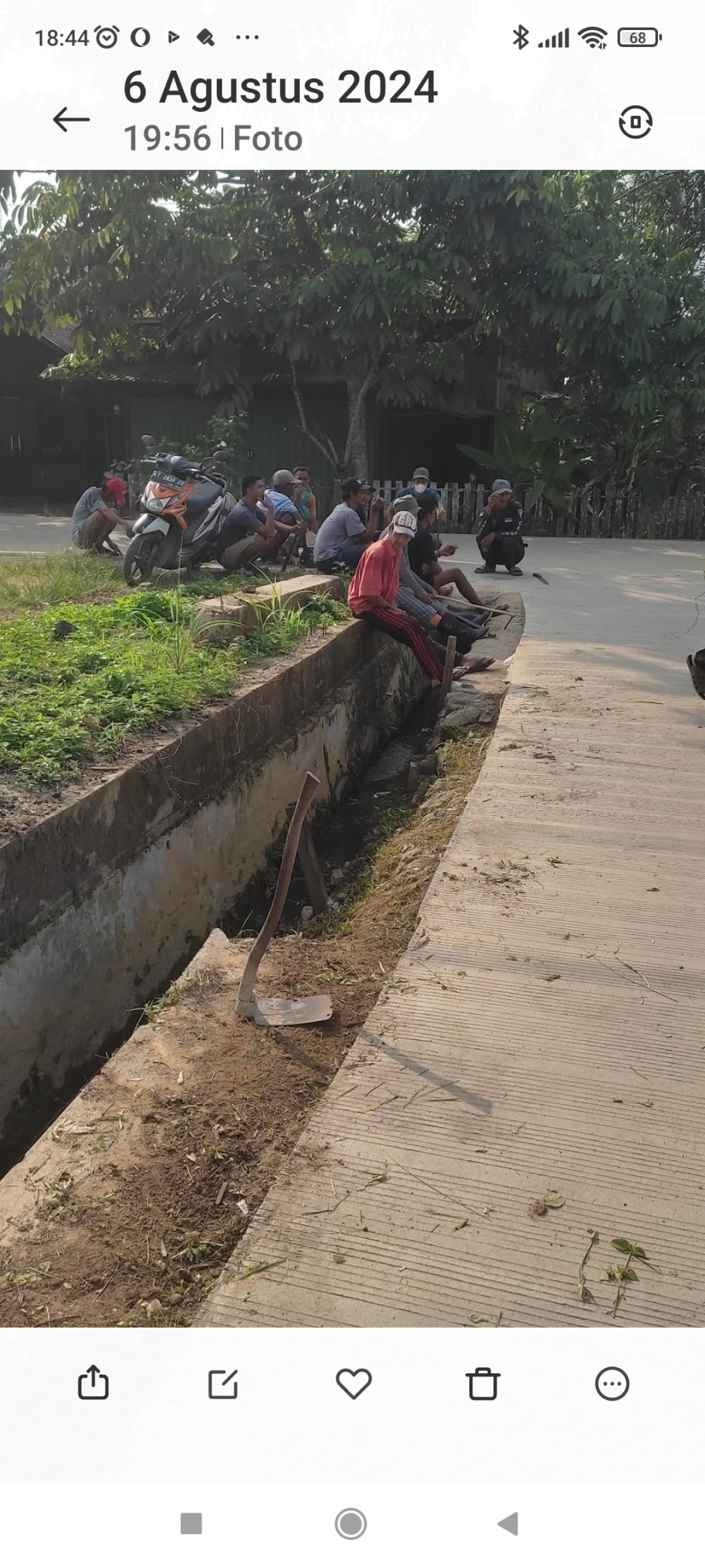 Kerja bakti menebas ruput dan membersihksn parit