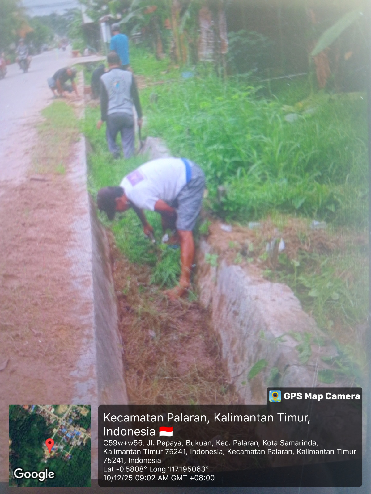 Pembersihan rumput parit