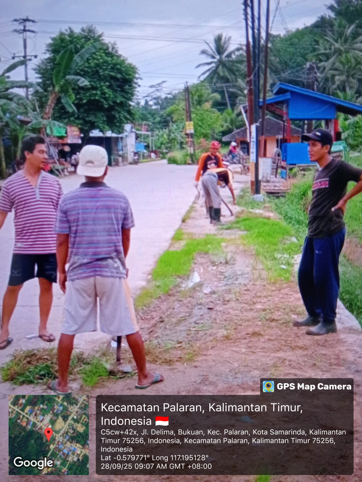 Pembersihan rumput parit