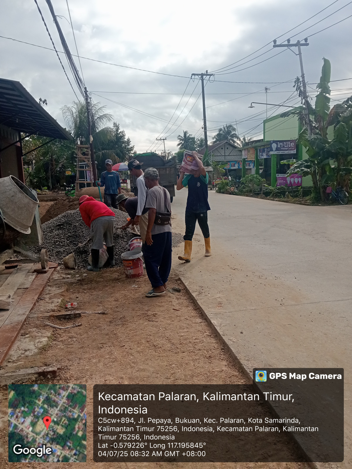 Swadaya semenisasi pinggir jln yg rusak
