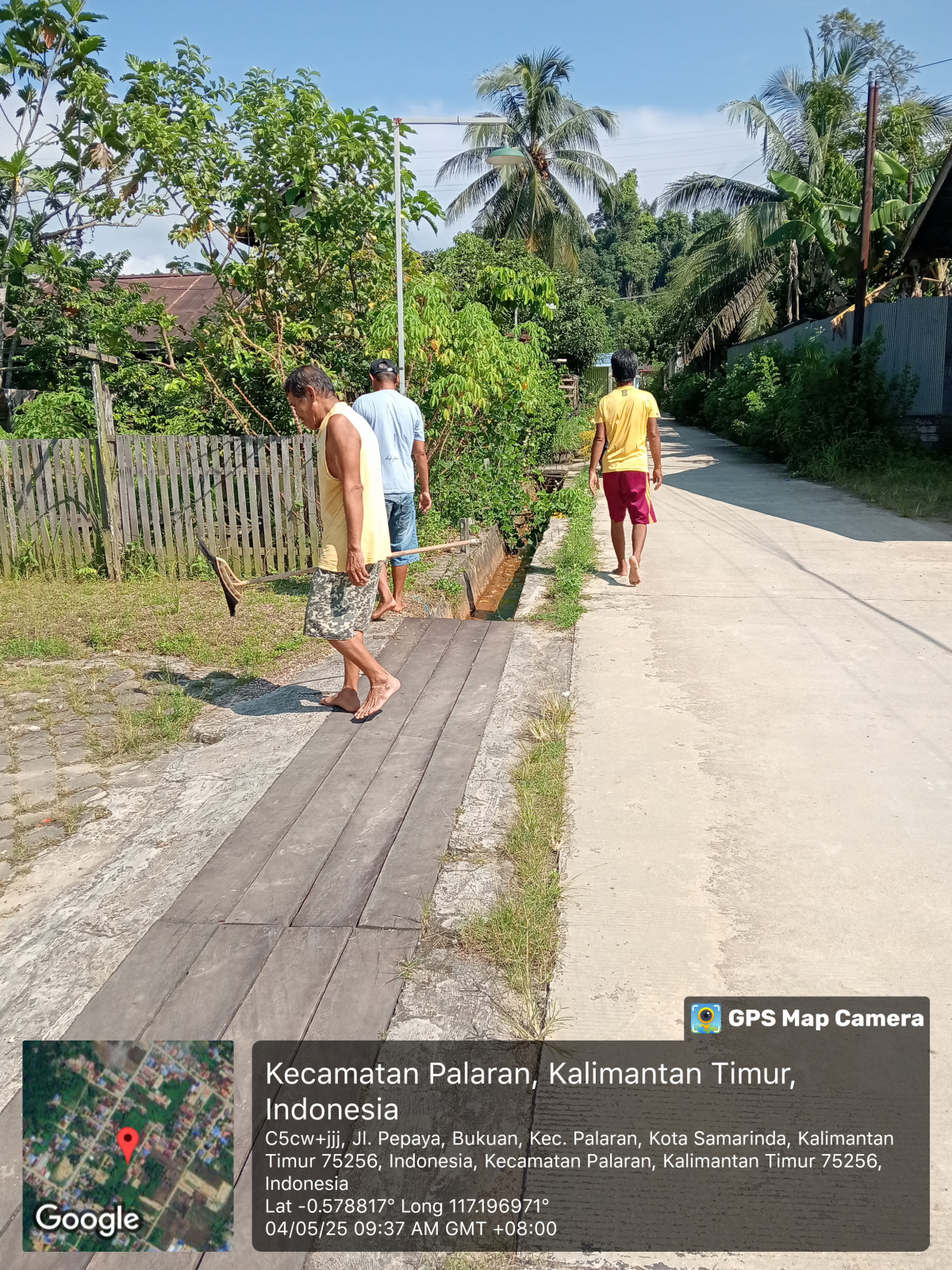 Pembersihan rumput parit