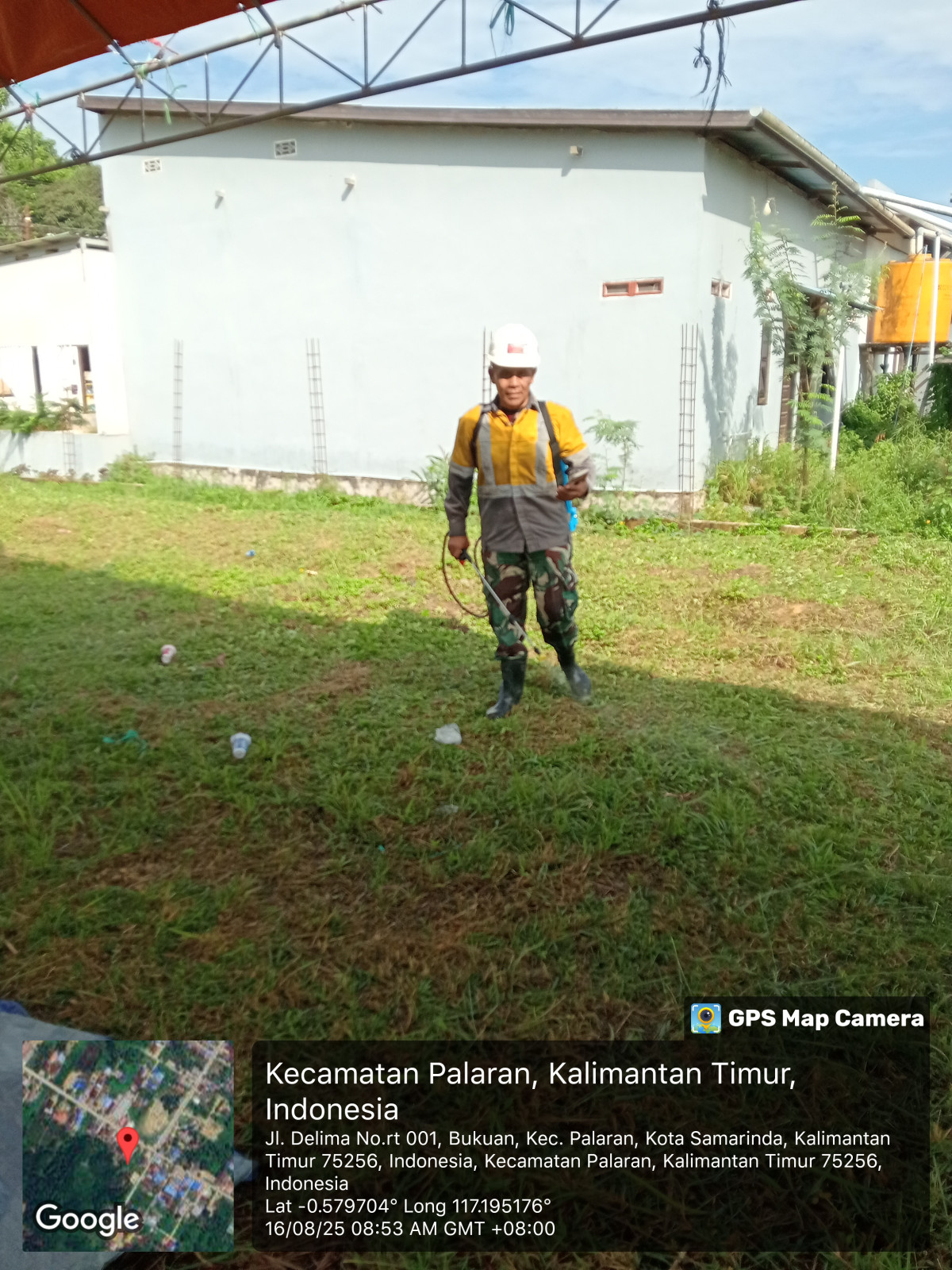 Pembersihan rumput lapangan