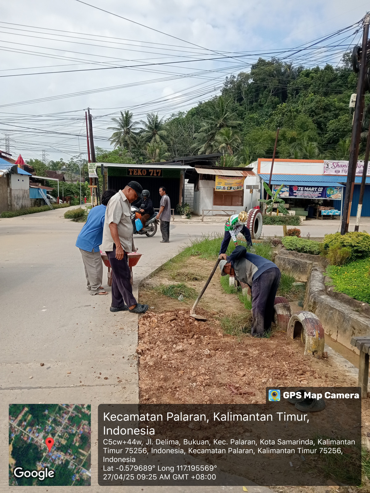 Pembersihan rumput pinggir jalan