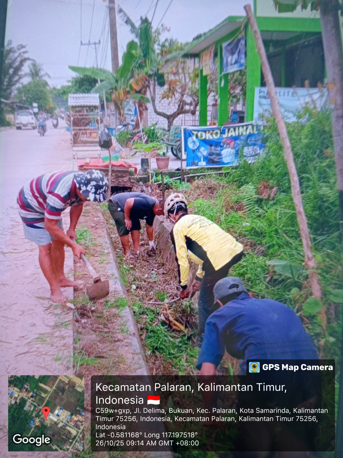 Pembersihan rumput parit