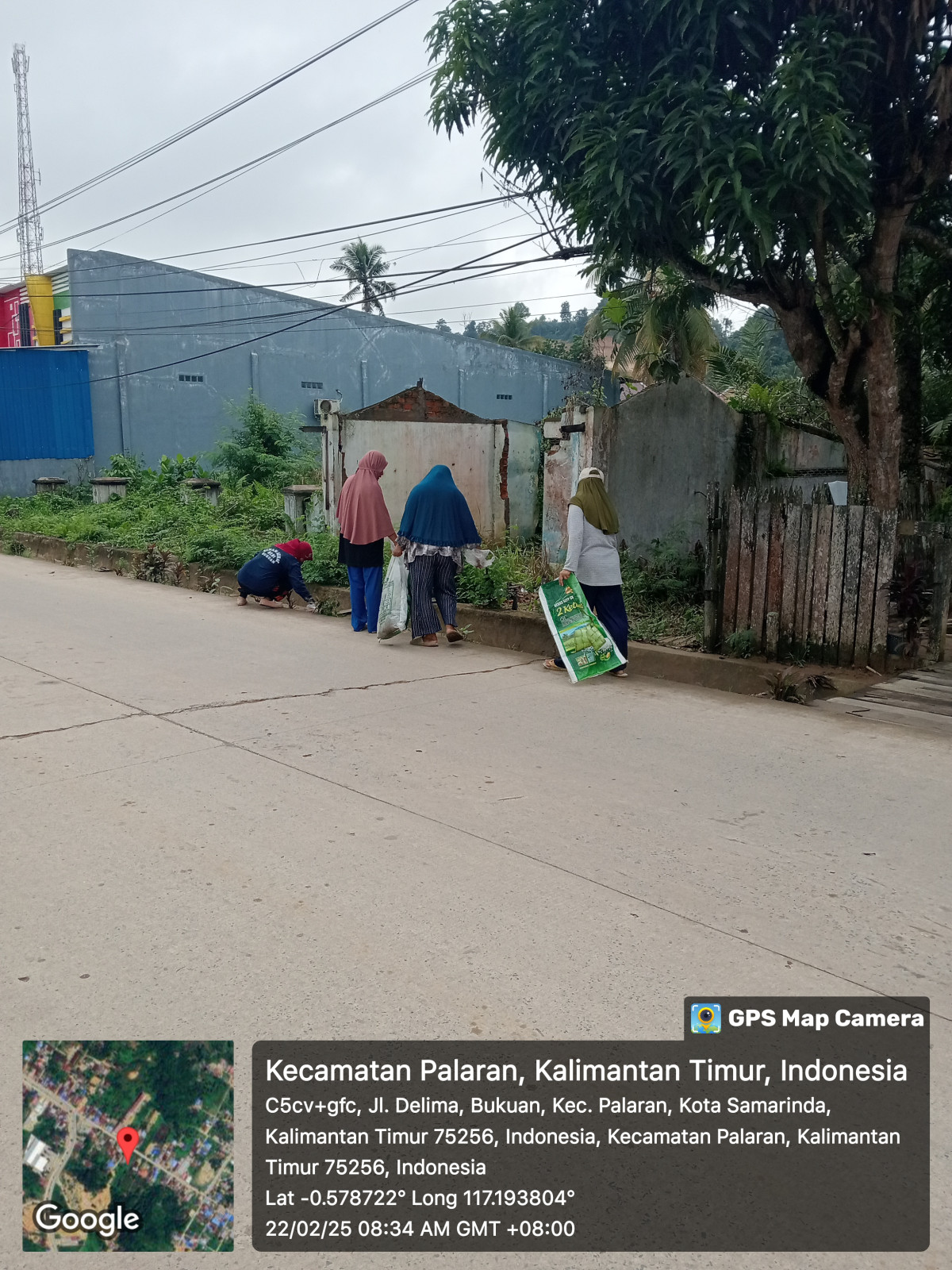 Pembersihan rumput dan sampah pinggir jalan