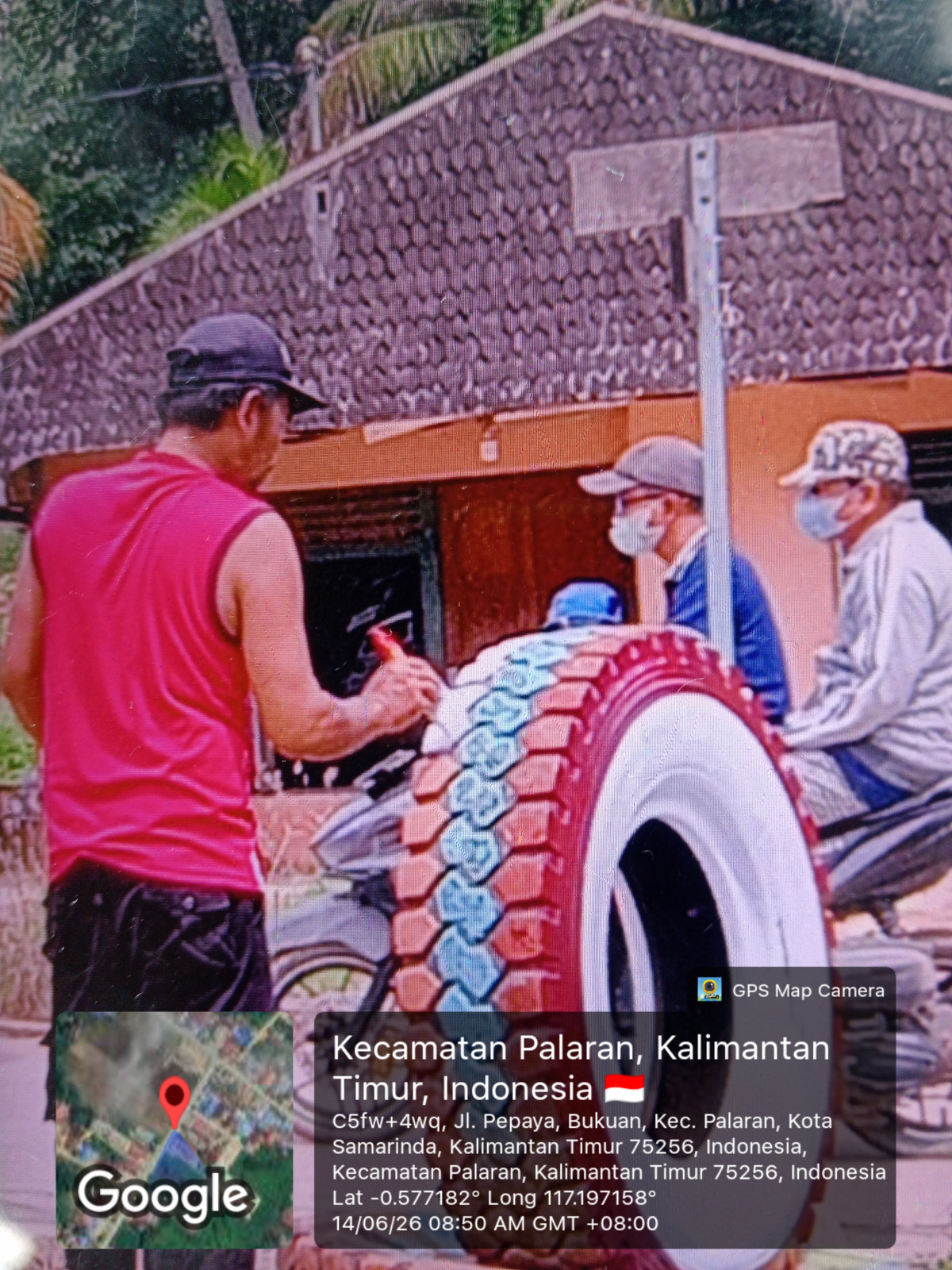 Pembersihan rumput dan cat taman