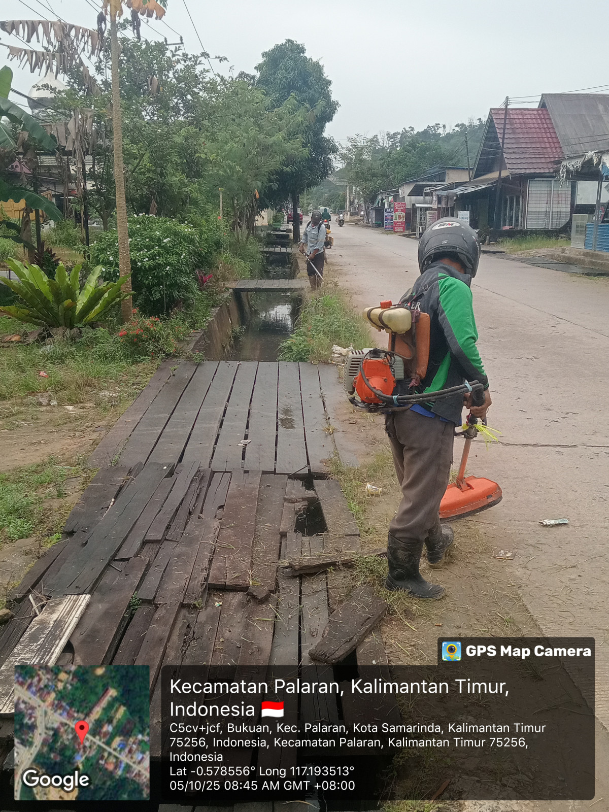 Potong rumput pinggir jalan