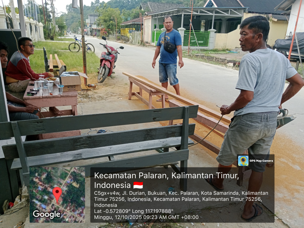Gotong royong buatt tiang CCTV