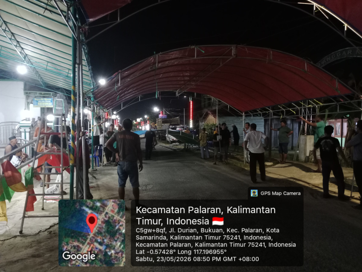 Gotong royong pasang tenda untuk sholat idul adha