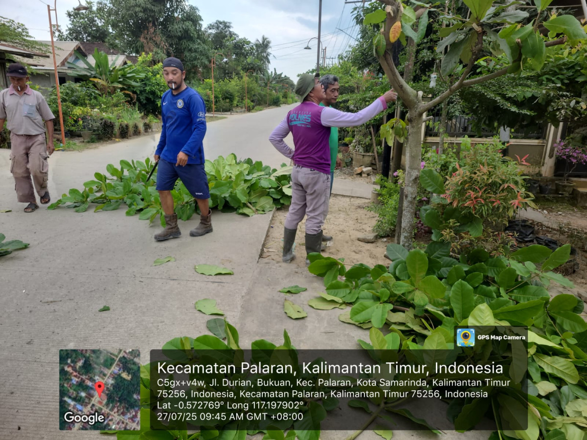 Gotong royong pembersihan lingkungan