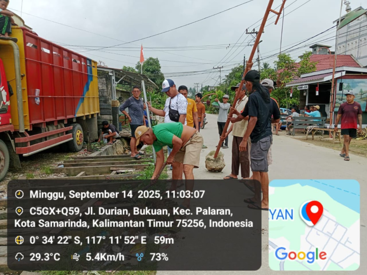 Gotong royong perbaikan tiang lampu