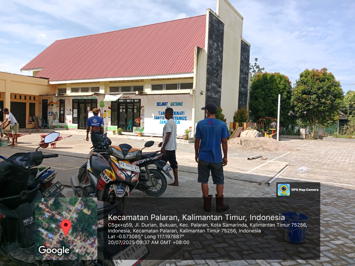 Gotong royong membuat lapangan badminon ton dan