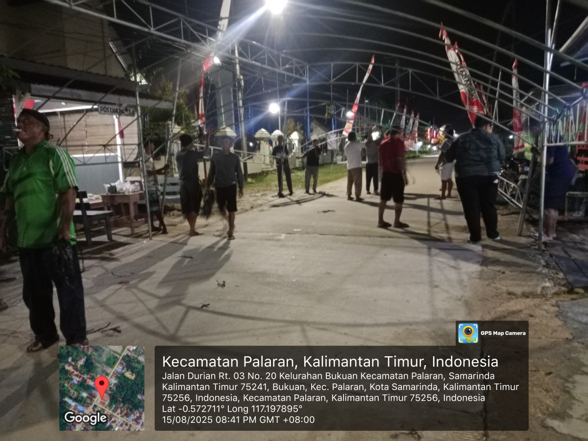 Gotong royong pemasangan tenda persiapan do'a bersama lintas agama malam 17 Agustus