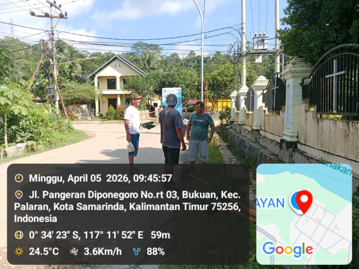 Gotong royong perbaikan tiang dan lampu jalan