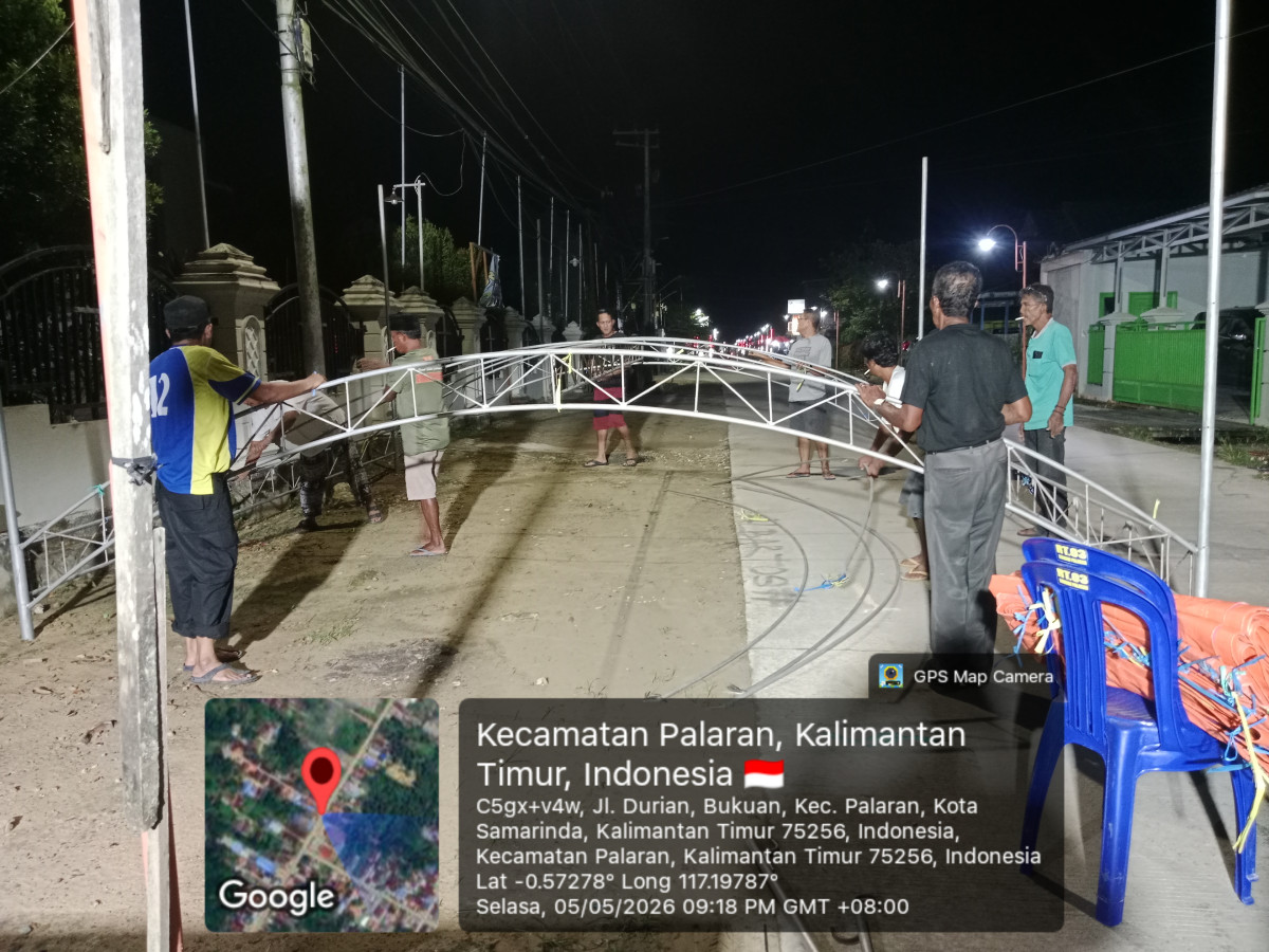 Gotong royong pasang tenda untuk zoom dengan RRI PRO 3 jakarta tetang pos kamling