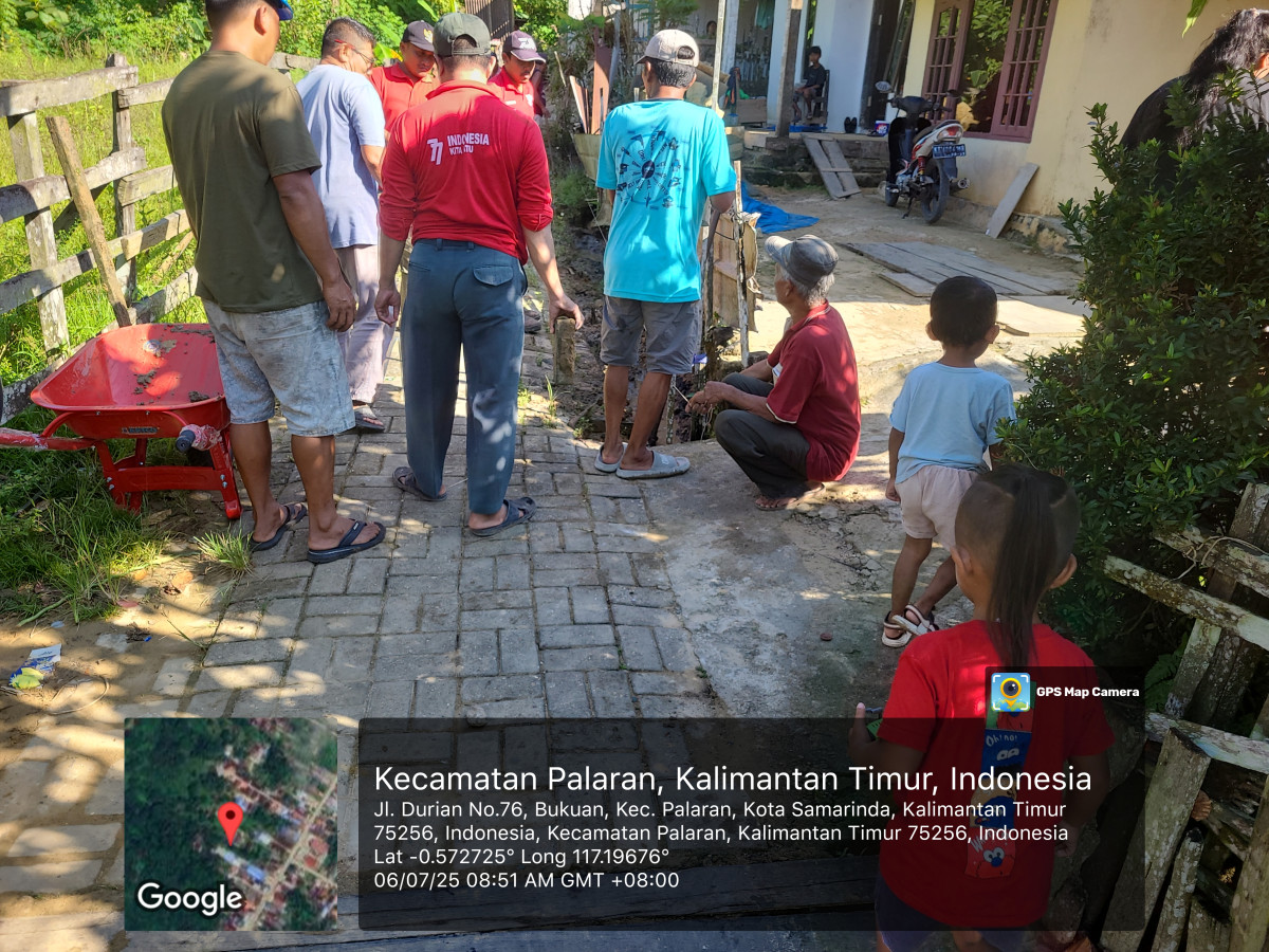 Gotong Royong Pemasangan Pondasi Gg Sumber RT.4