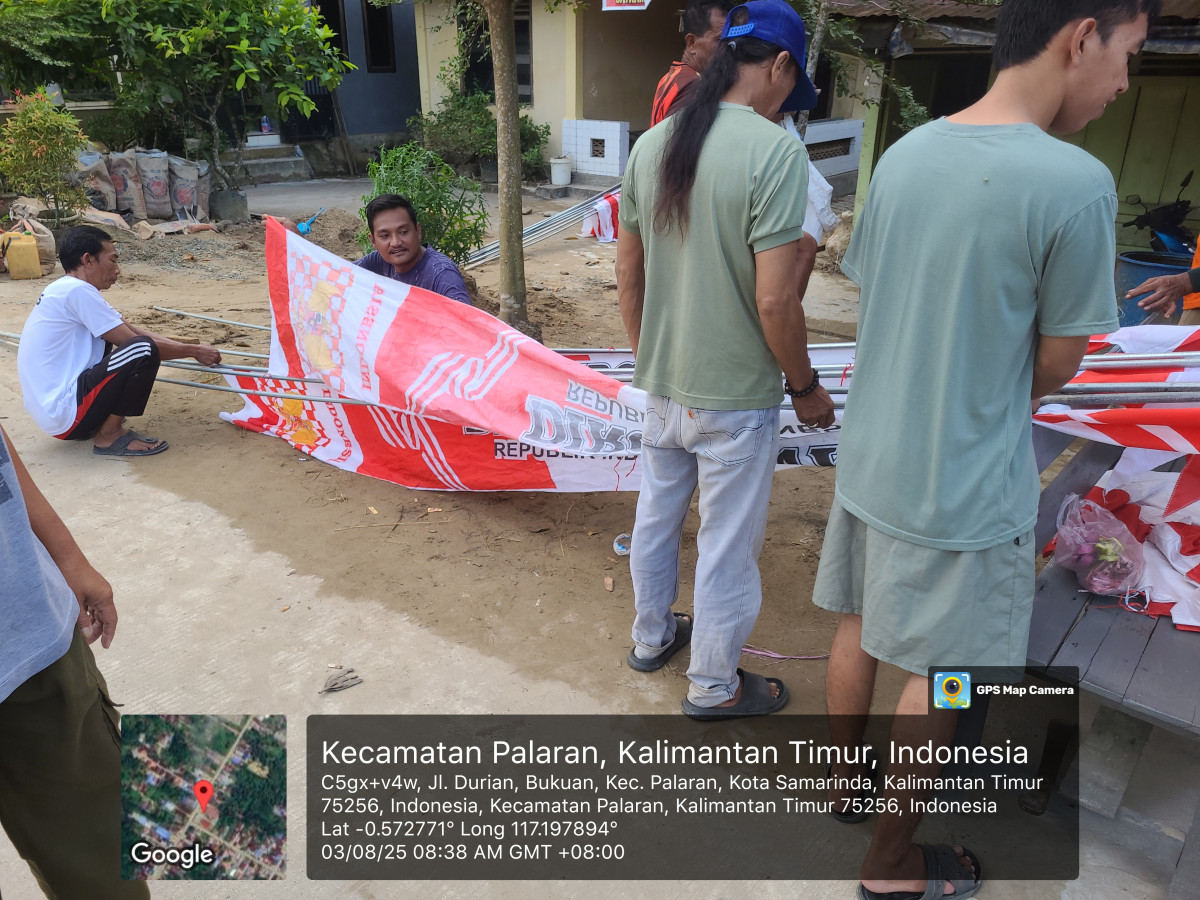 Gotong Royong Pemasangan Umbul-umbul RT.04