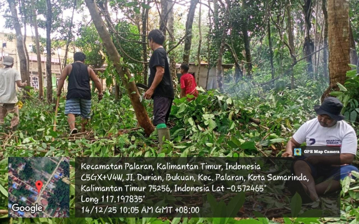 Gotong Royong Pembersihan Semak-semak Lingkungan RT 4