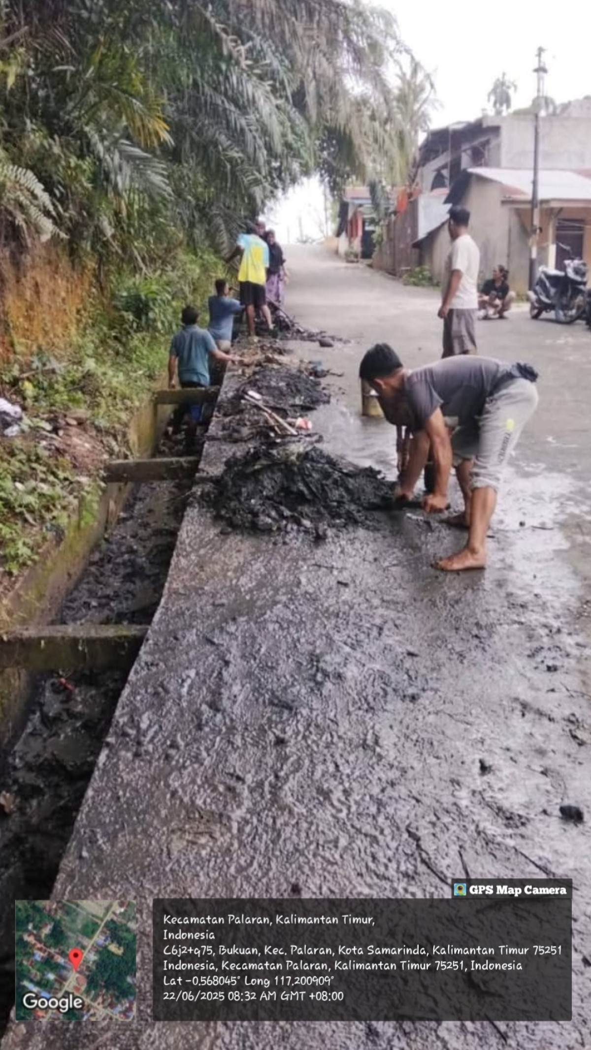 Gotong Royong Pembersihan Lingkungan dan Perbaikan Sarana Siskamling
