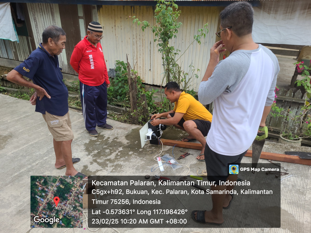 Gotong royong perawatan CCTV lingkungan RT 04