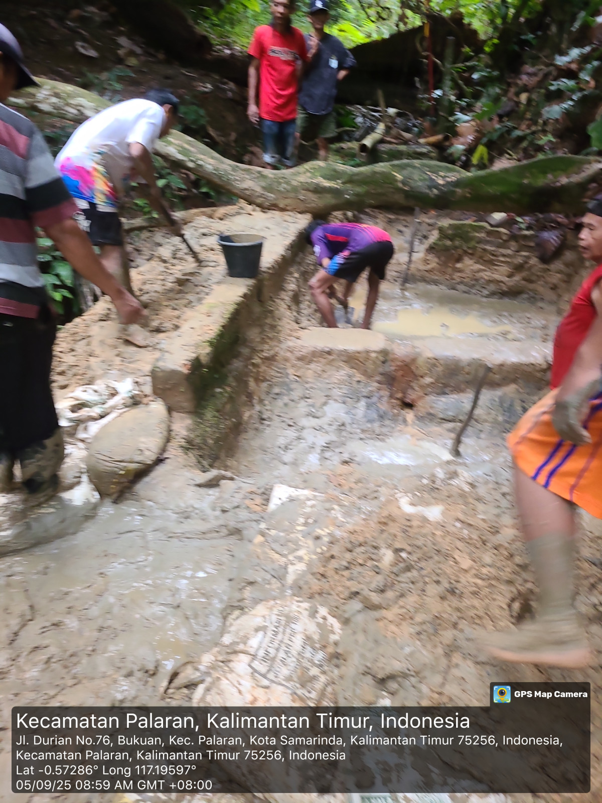 Gotong Royong Pembersihan Tampungan Air Sumber RT 04