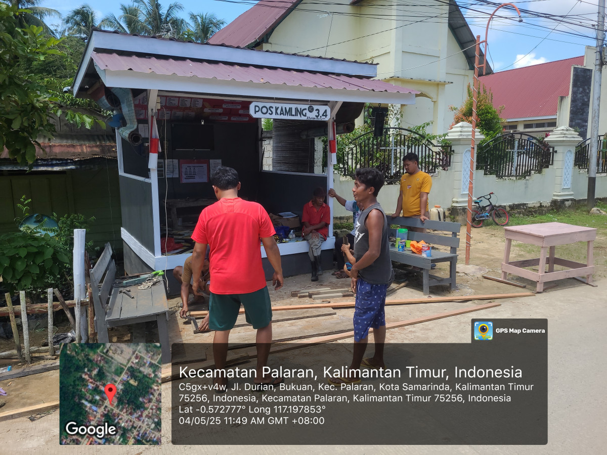 Gotong Royong Pembuatan Sarana Prasarana POS Kamling RT 4