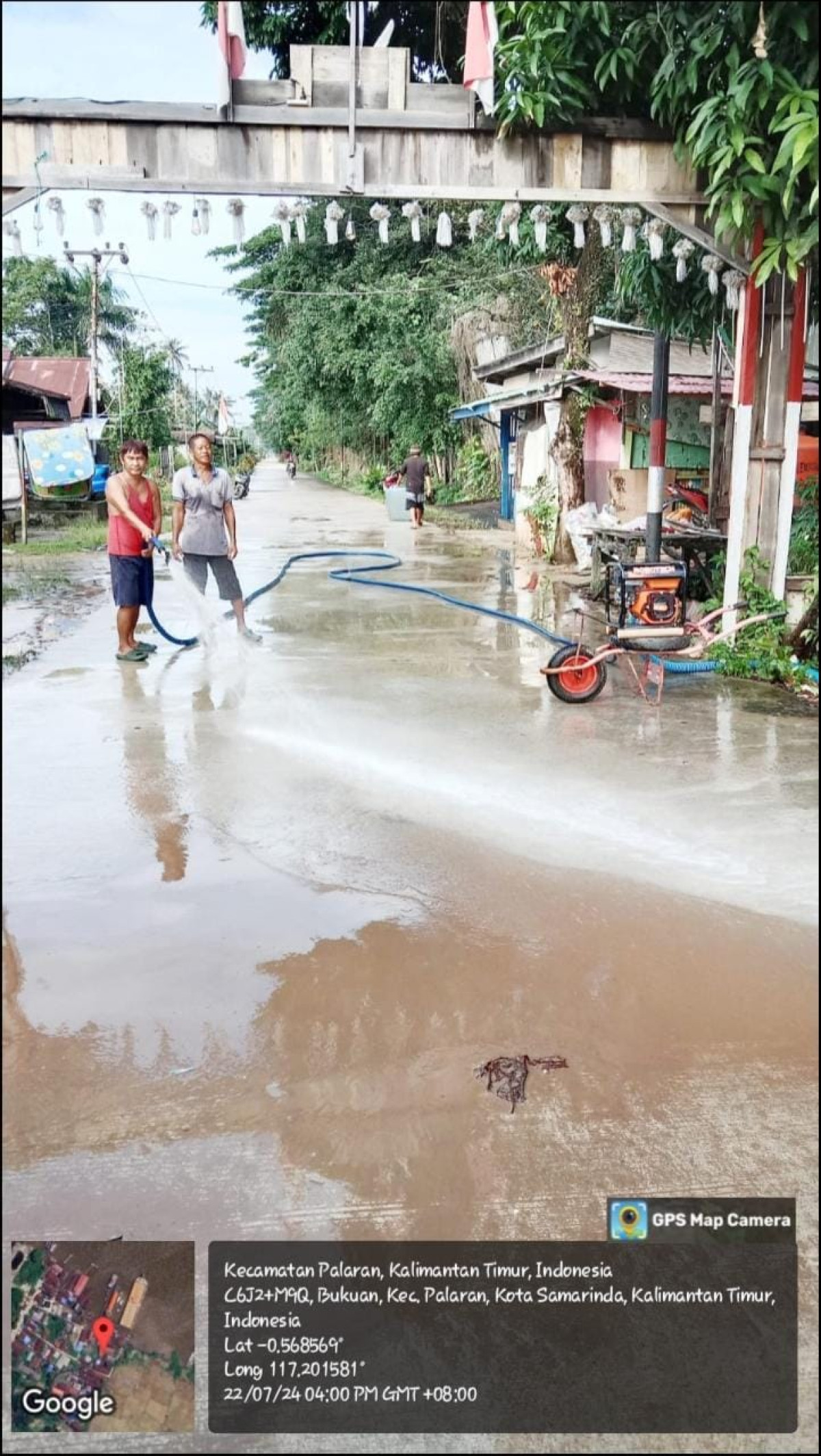 Gotong royong penyemprotan jalan & pembersihan lingkungan di RT 06