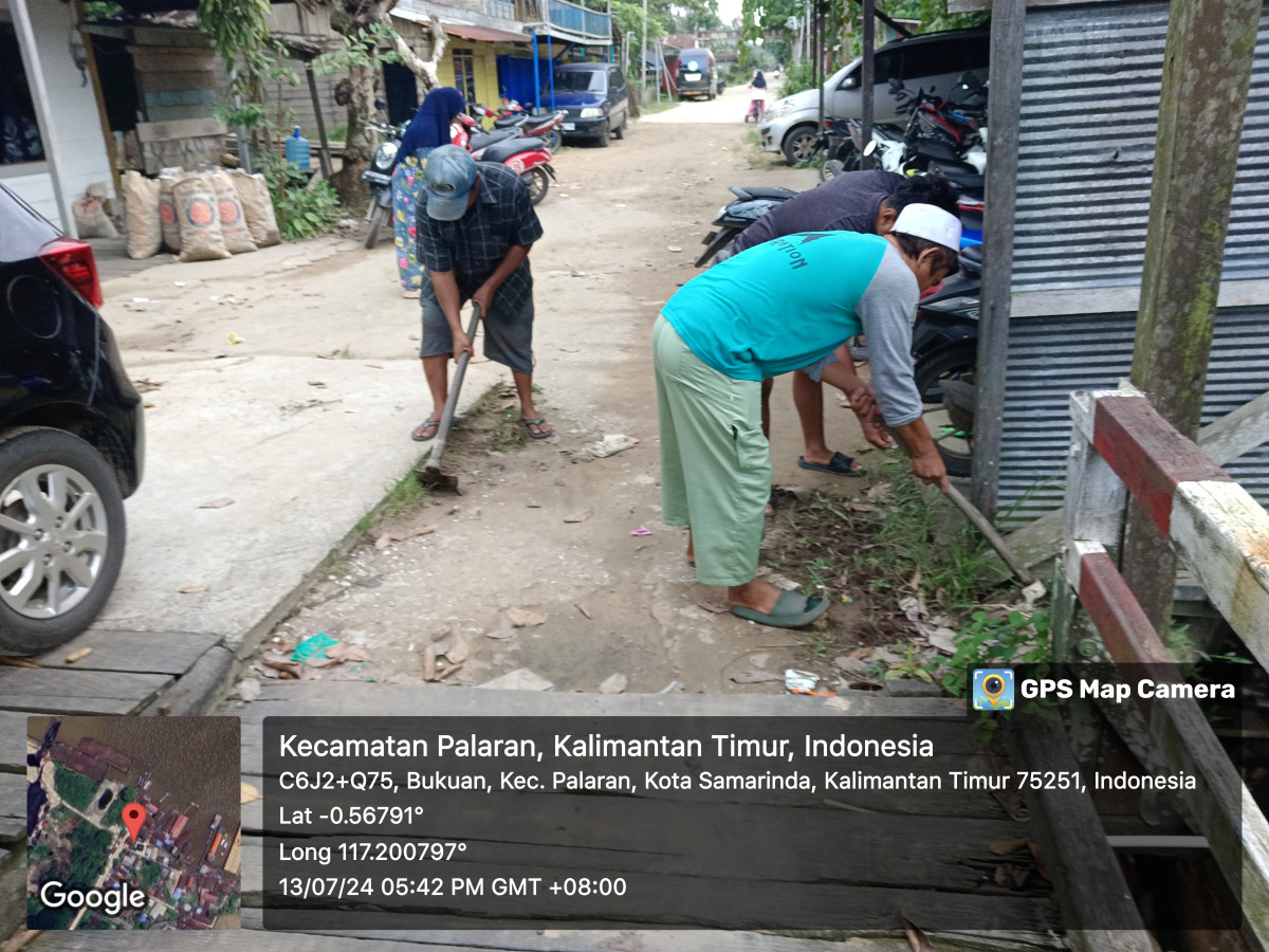 Gotong Royong pembersihan jalan menuju jalan penyeberangan