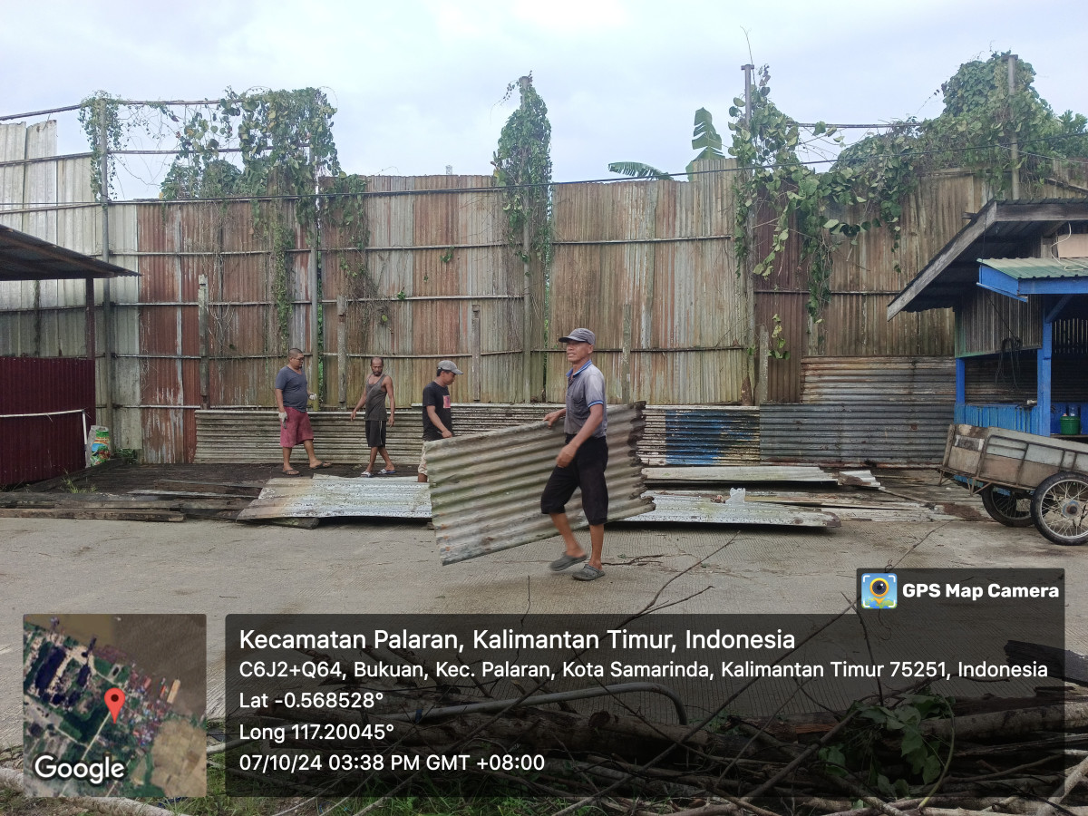 Gotongroyong perbaikan Lahan parkir Ambulance & tempat keranda Langgar Babussalam