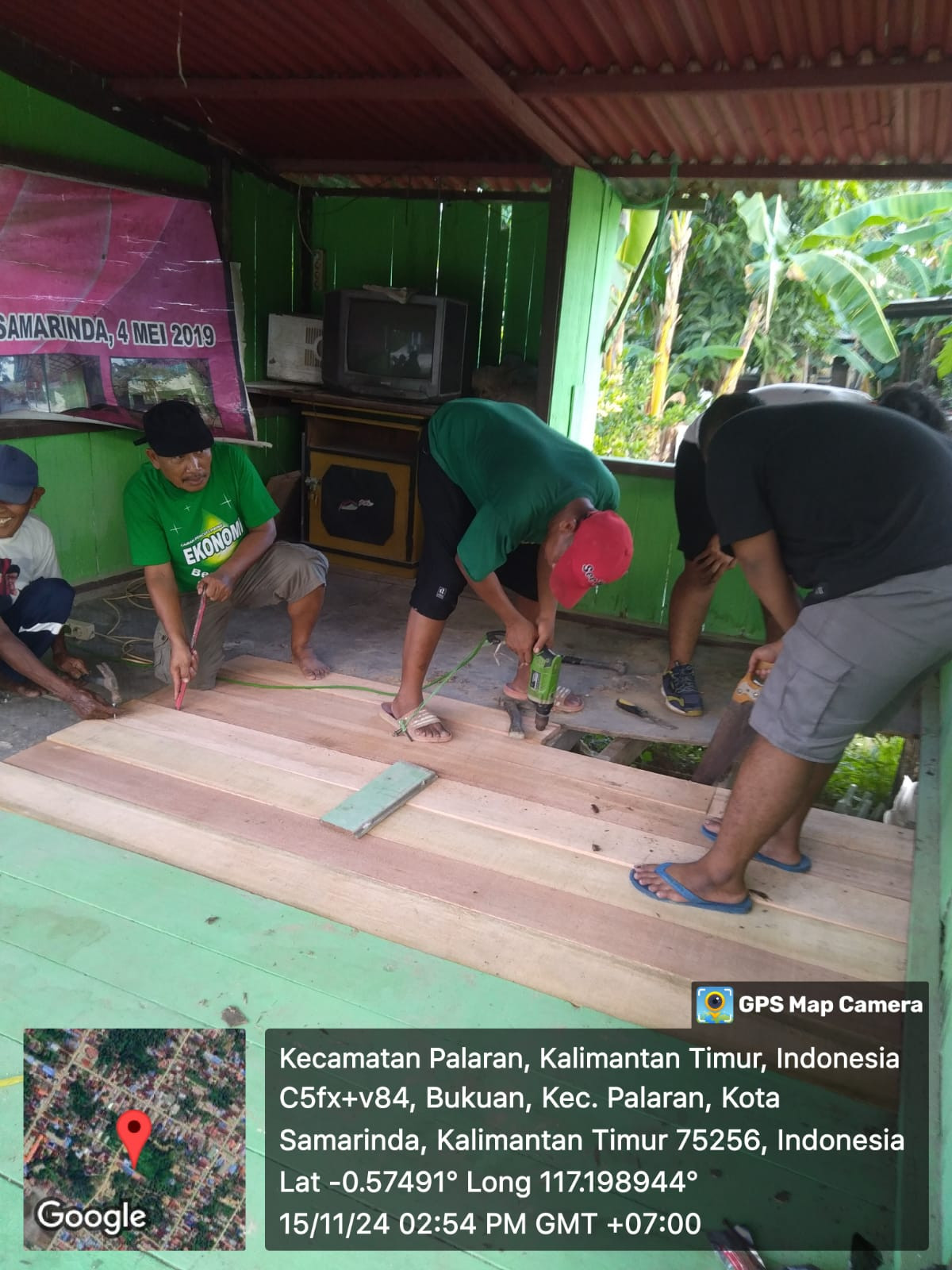 Gotong royong perbaikan lantai pos kamling yang rusak