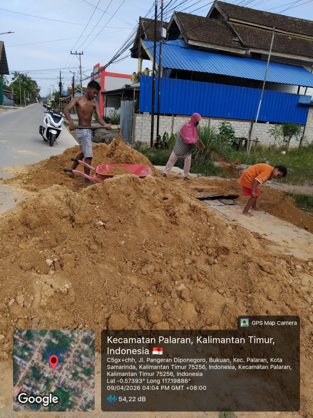 gotong royong menimbun jalan agar mudah di lalui