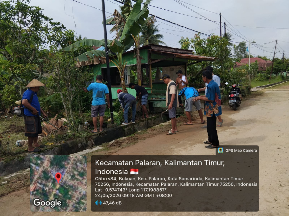 gotong royong membersihkan lingkungan masyarakat