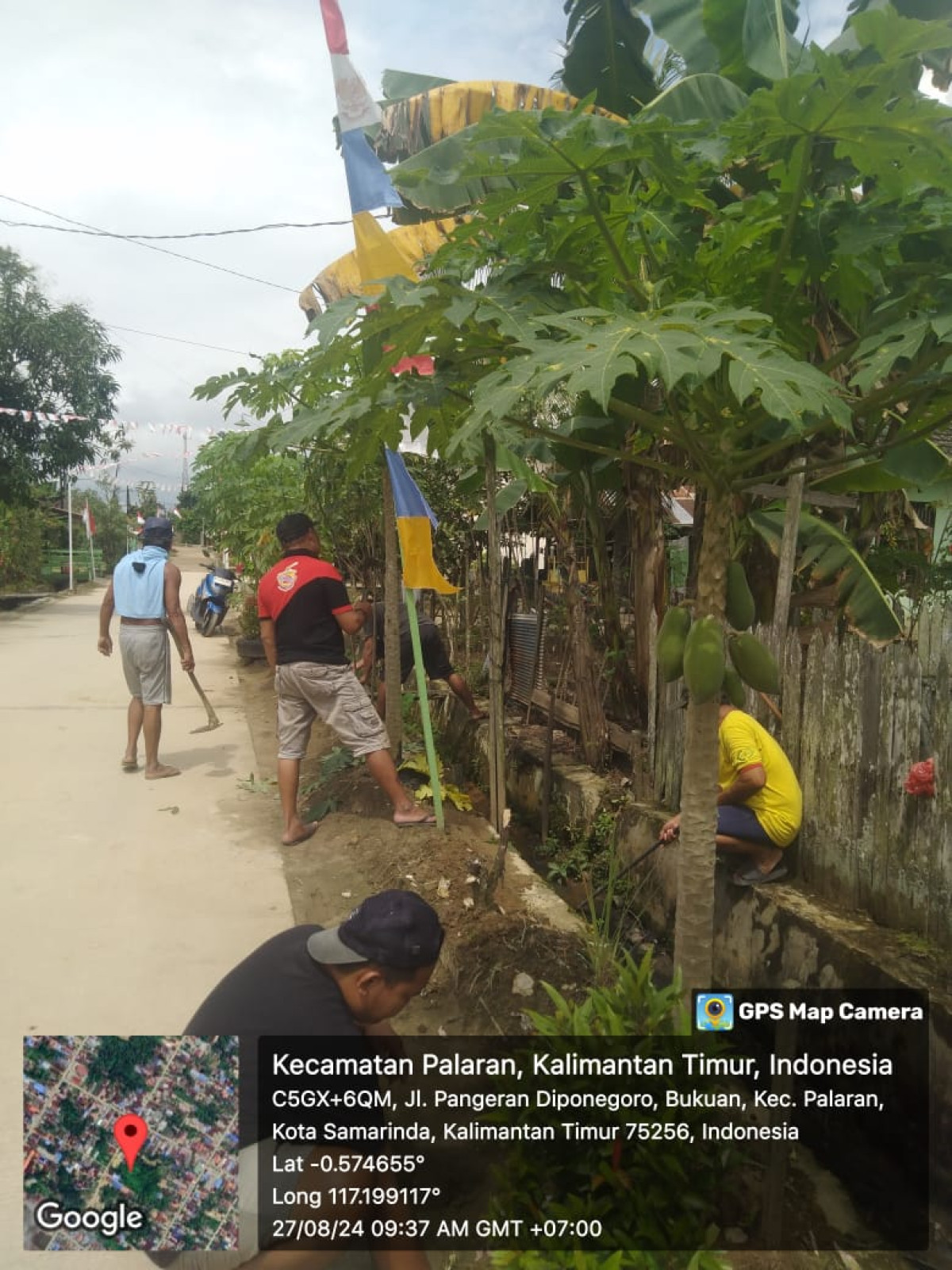 Gotong royong membersihkan drainase yang tersumbat sampah-sampah