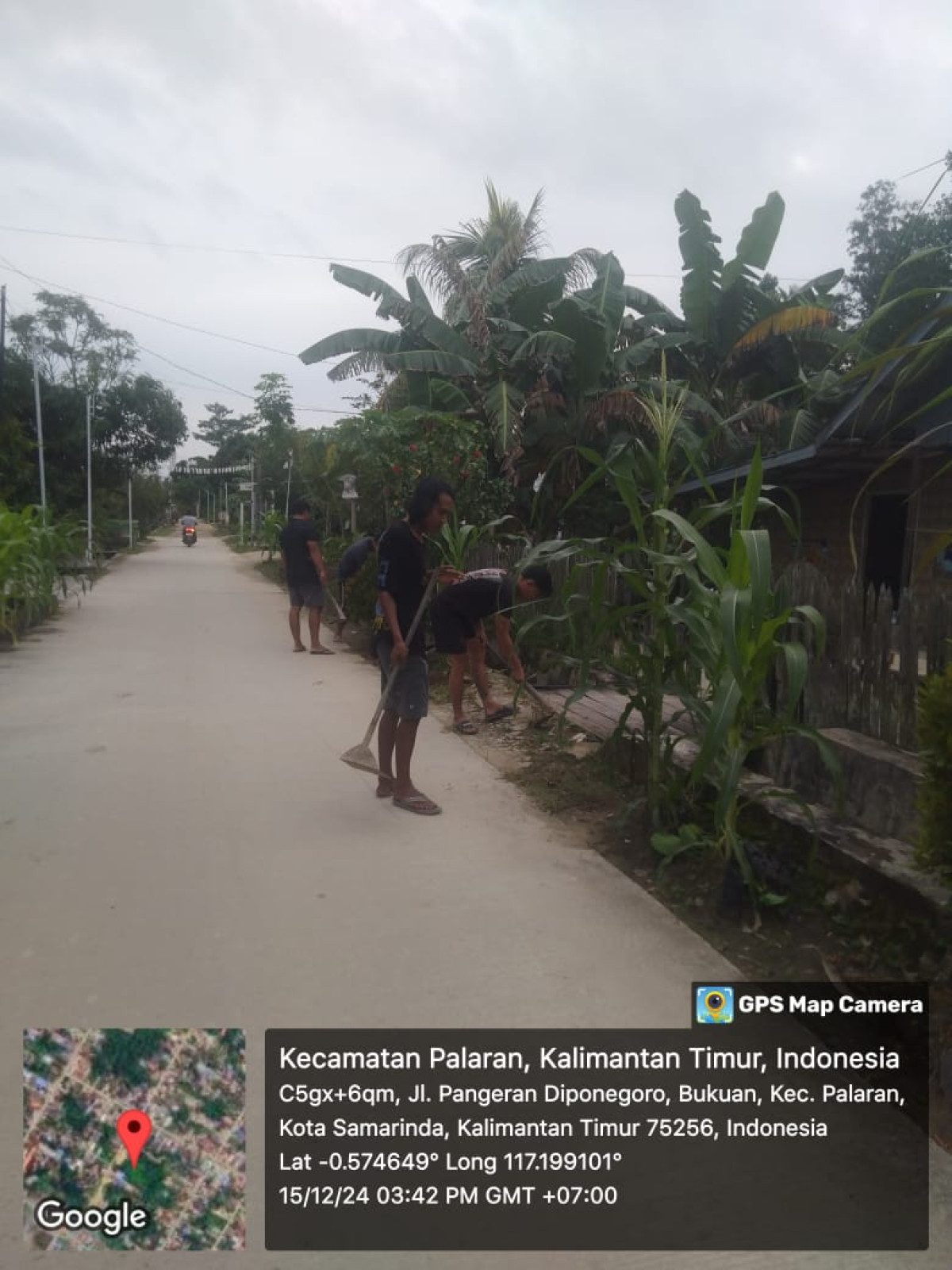 Gotong royong membersihkan parit yang macet karena sampah dan membersihkan rumput²
