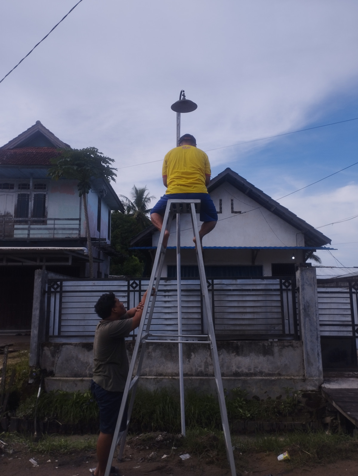 Gotong royong perbaikan lampu