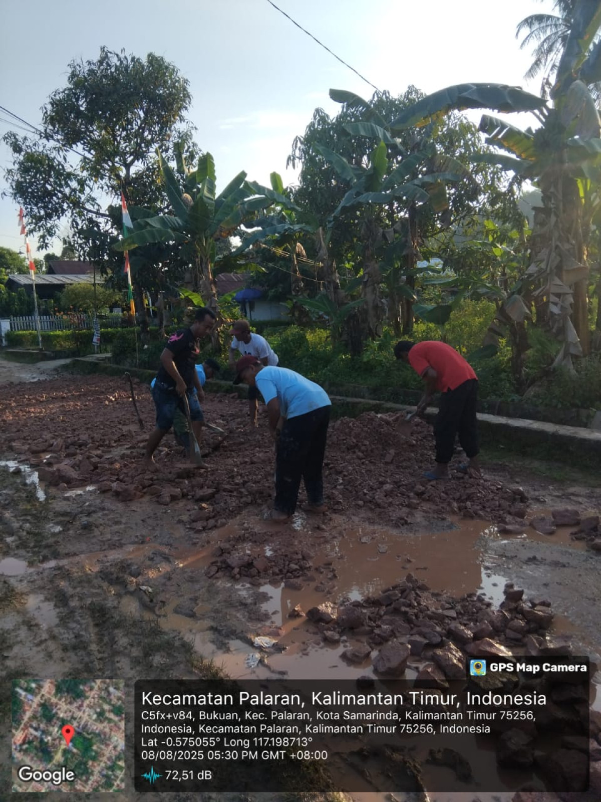 gotong royong menimbun jalanan yang berlubang