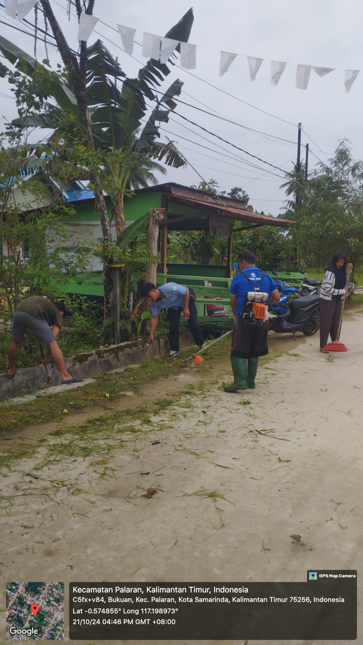 Gotong royong memotong rumput rumput dan memungut sampah