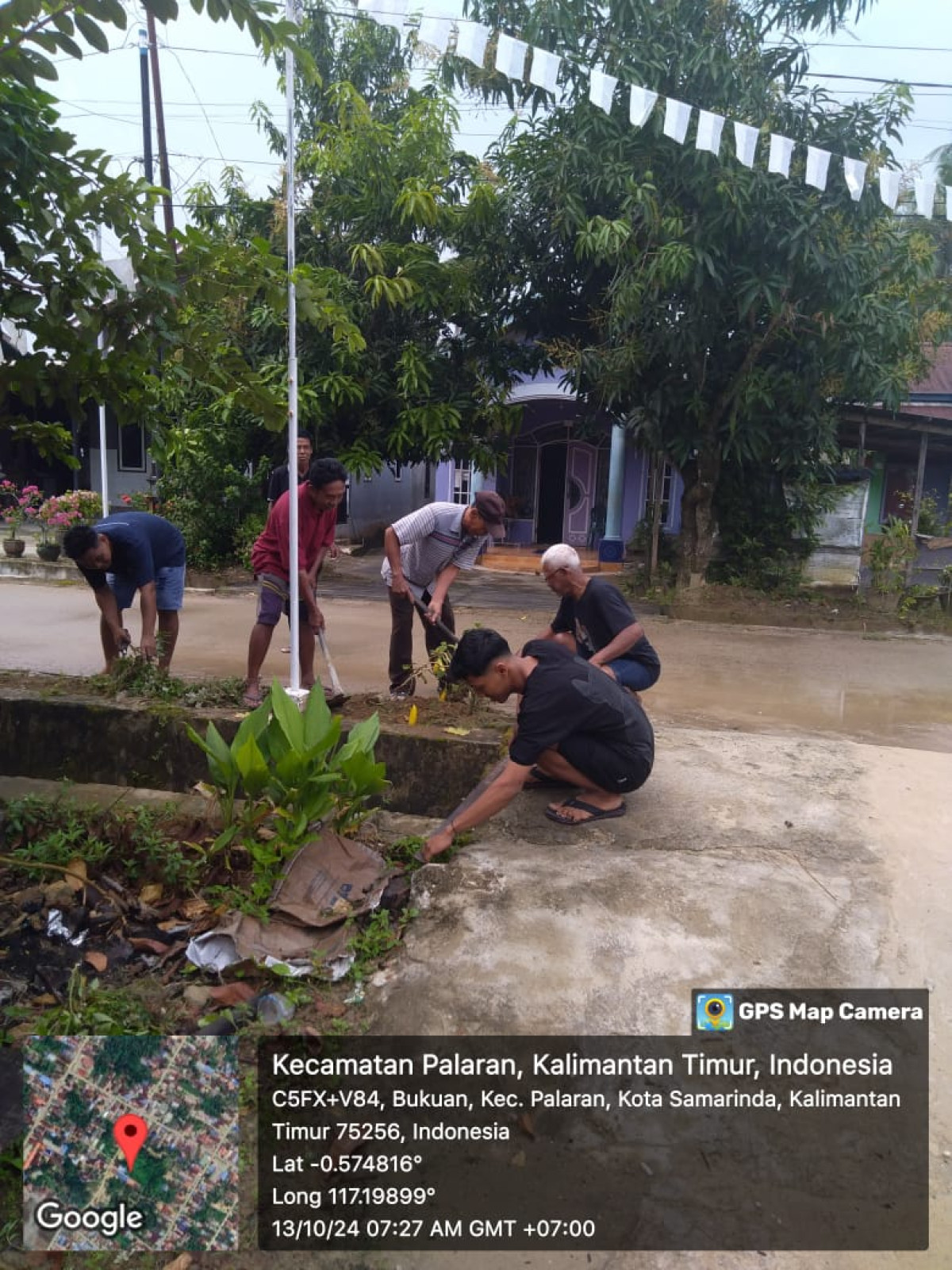Gotong royong membersihkan rumput dan parit yg tersumbat