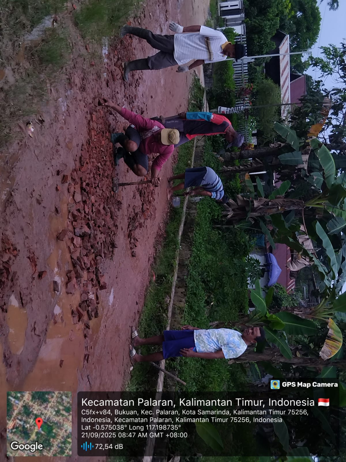 gotong royong meratakan jalanan yang berlubang