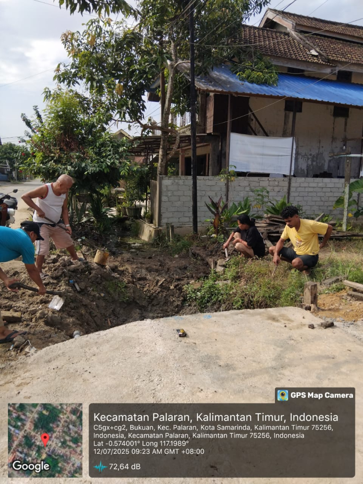 gotong rotong mengangkat lumpur dan sampah² yang ad di parit