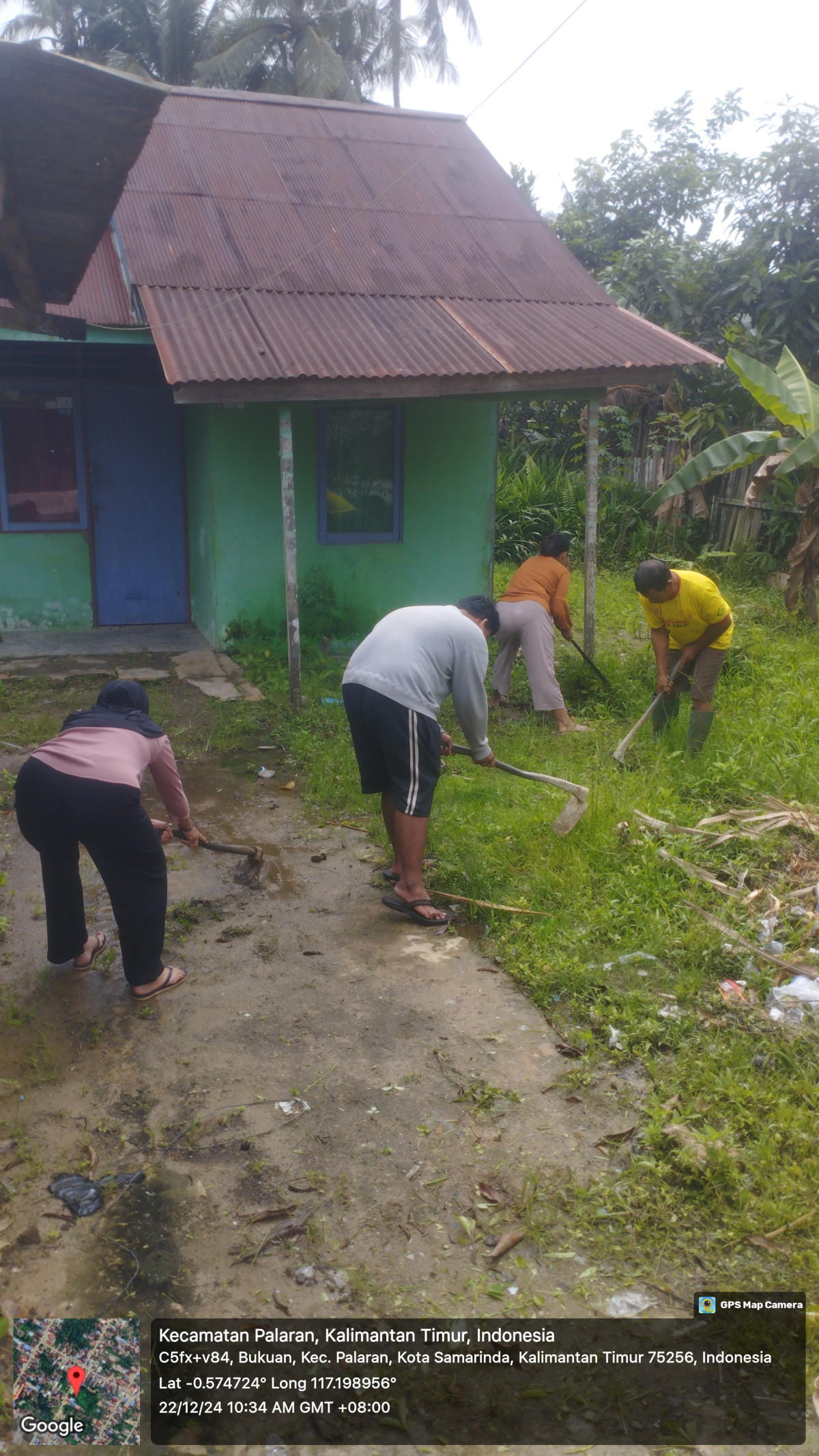 Gotong royong membersihkan rumput rumput liar dan membersihkan sampah ² dan membakar ny