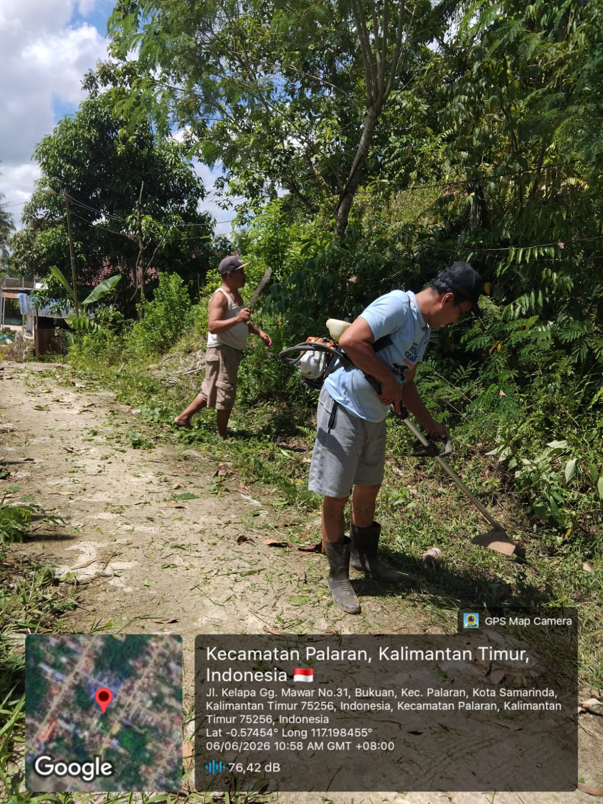 gotong royong membersihkan jalanan yg banyak di tumbuhi rumput liar
