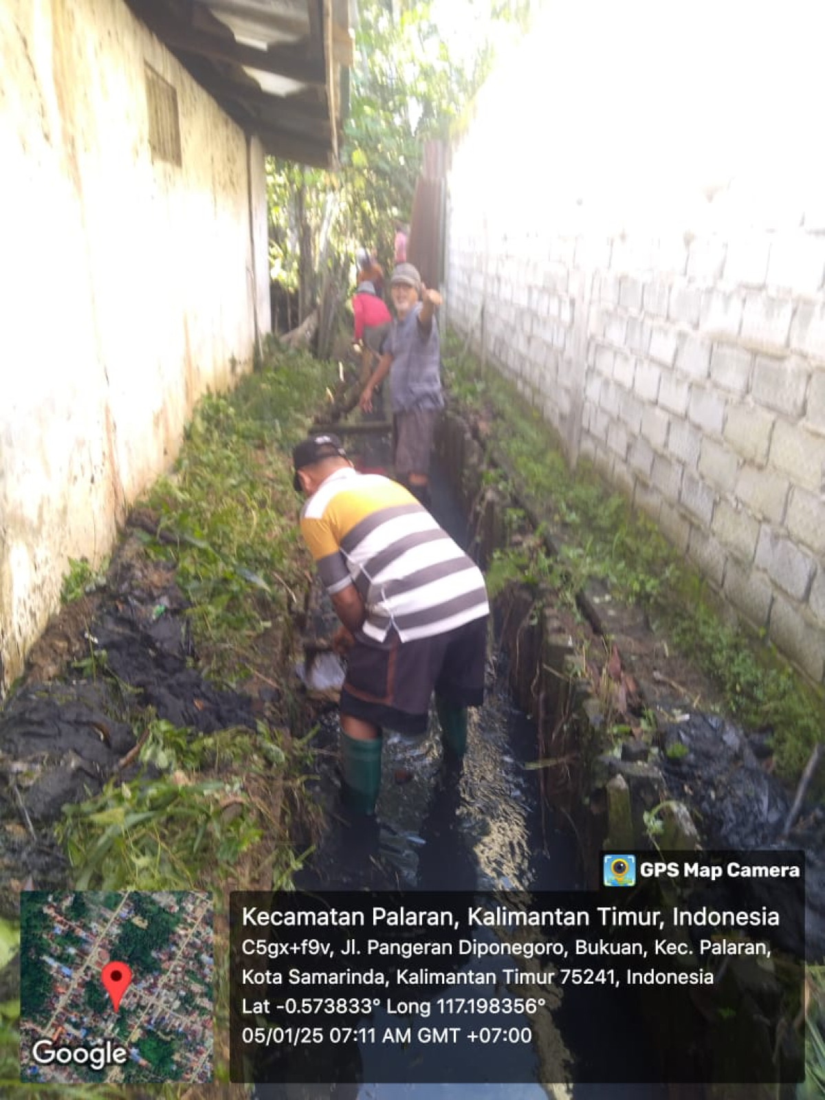 Gotong royong gabungan membersihkan drainase di perbatasan rt 7 dan rt 2