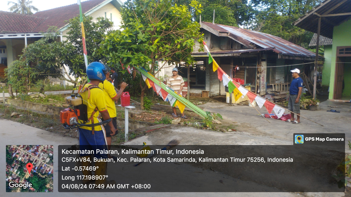 Gotong royong bersih-bersih lingkungan, pasang bendera dan umbul umbul,