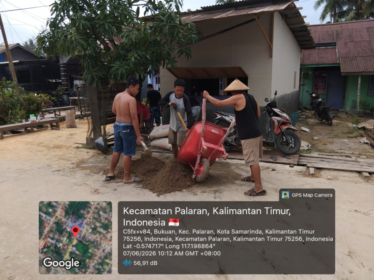 gotong royong membuat cor coran untuk menimbun jalanan yg rusak