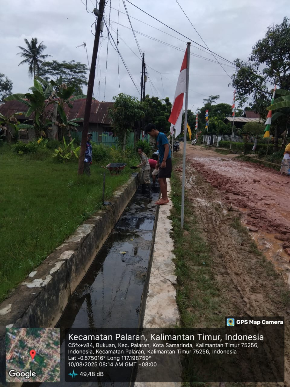 gotong royong membersihkan parit parit yang tersumbat/tidak lancar