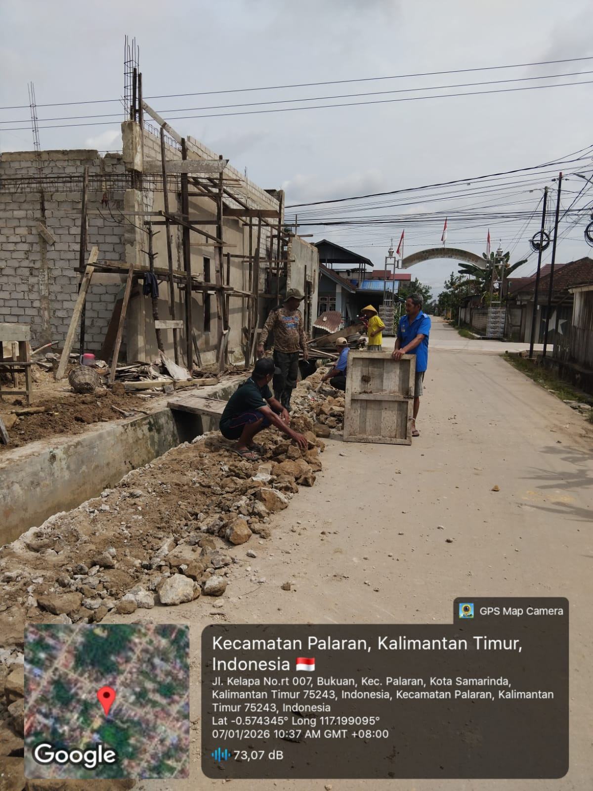 gotong royong membuat jembatan warga