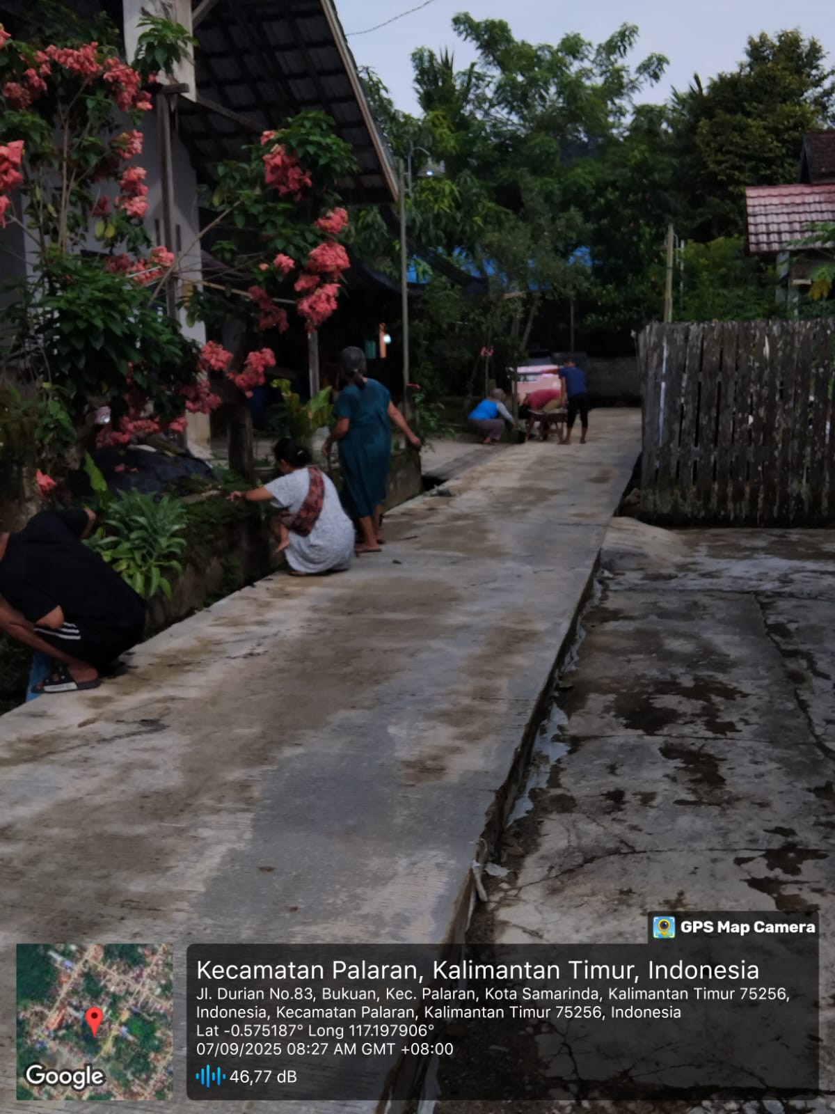 gotong royong membersihkan sampah -sampah yang ad di parit